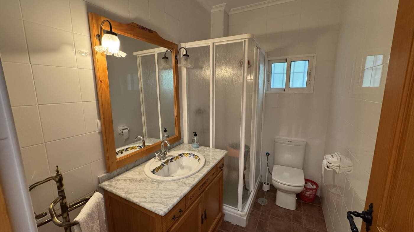 Segundo baño, con mampara de ducha