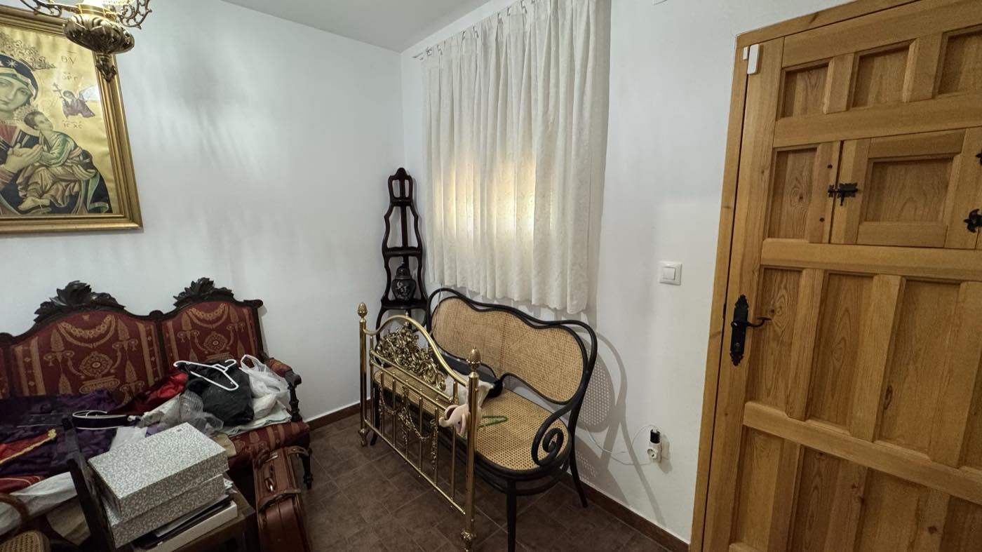 Habitación principal, con puerta de madera