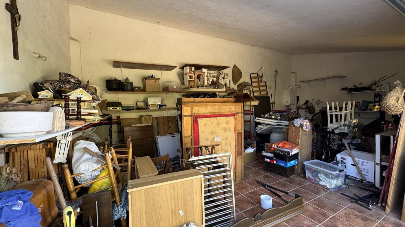 Interior del garaje, amplio y con suelo de baldosa