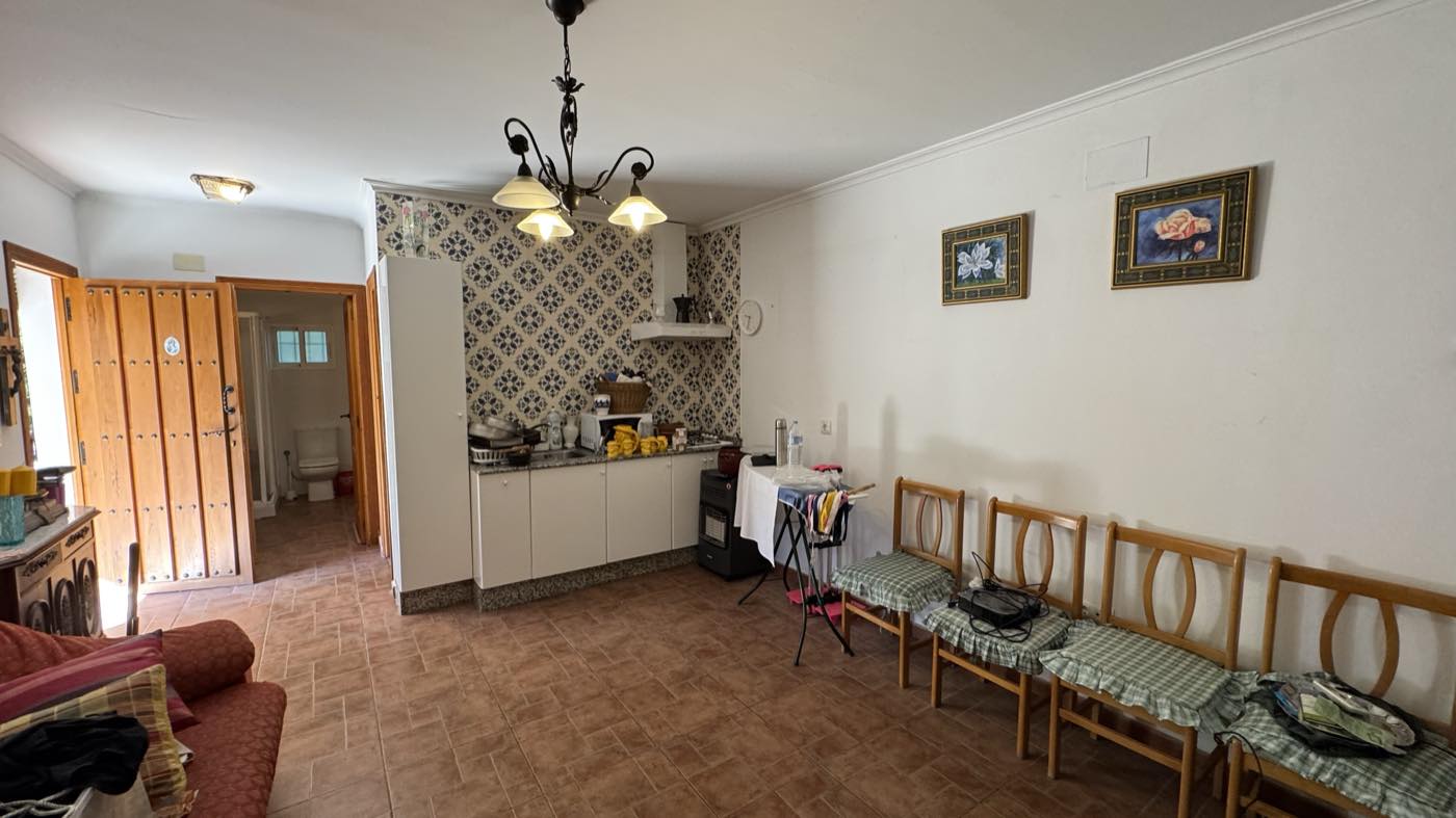 Otra vista del salón, con aire acondicionado y salida a la cocina