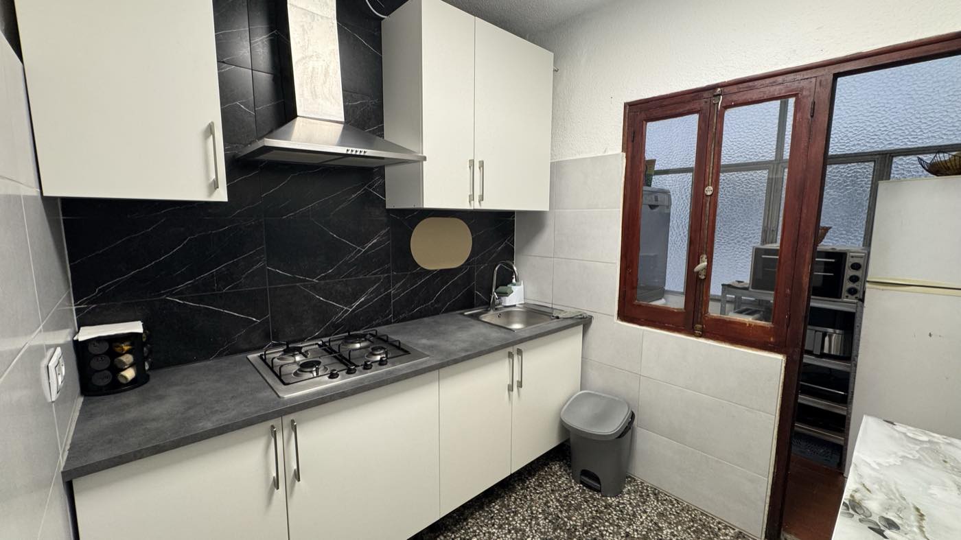 La cocina, con la ventana que da a la galería