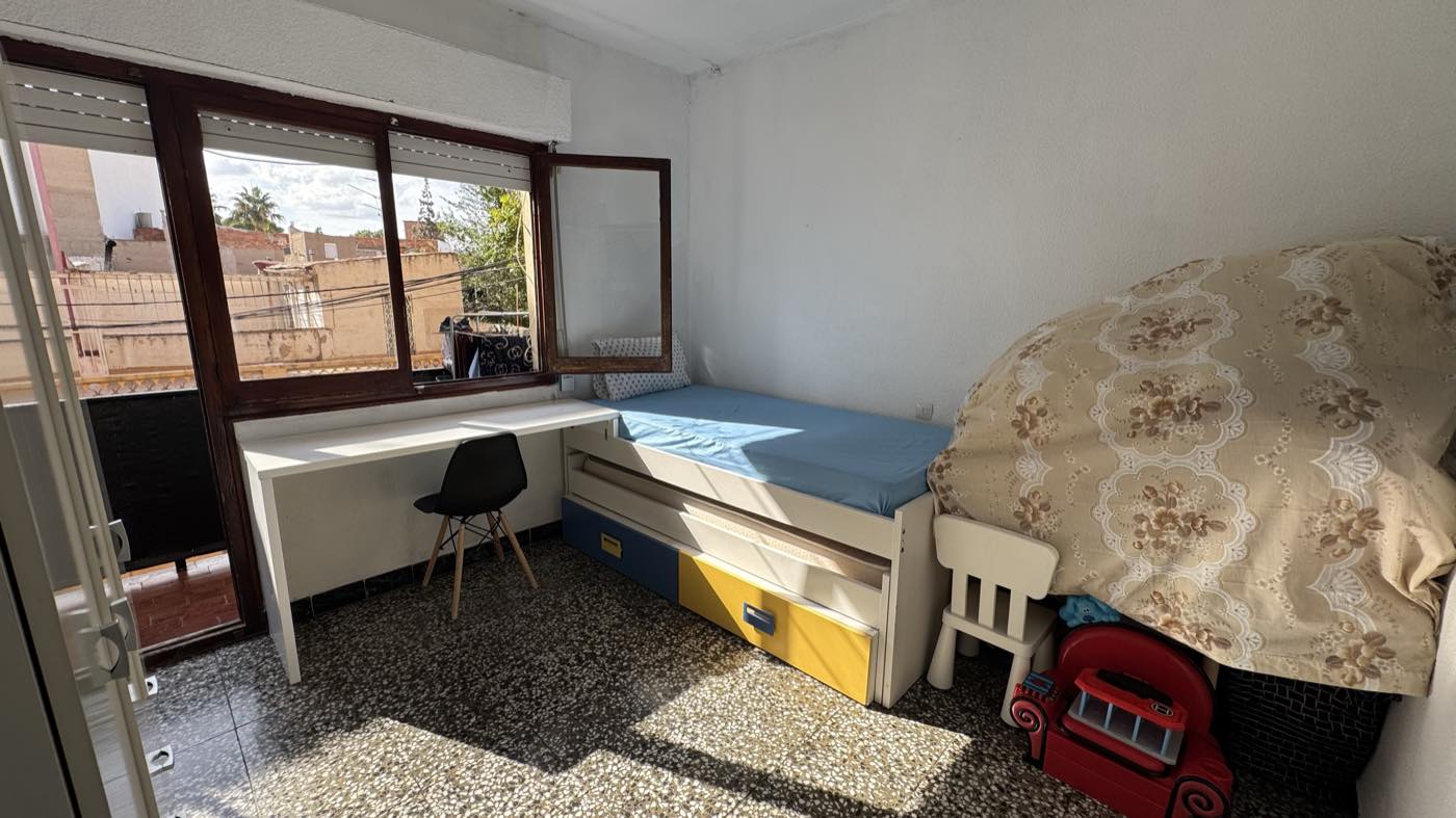 Segunda habitación, con ventana grande