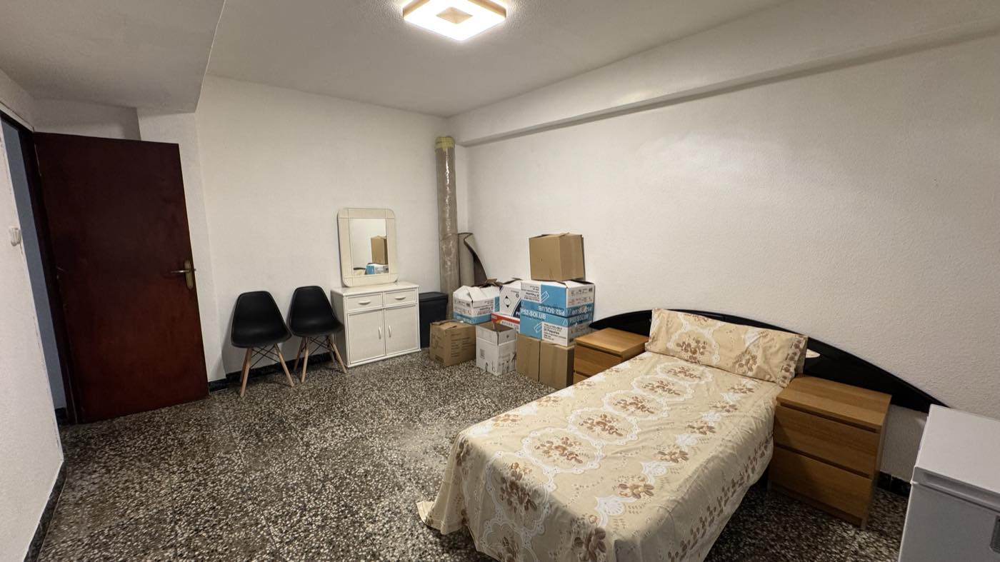 Tercera habitación, amplia, con puerta de madera