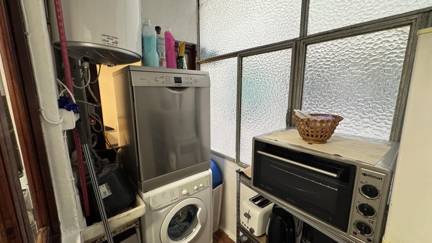 Galería cerrada junto a la cocina, con sitio para la lavadora