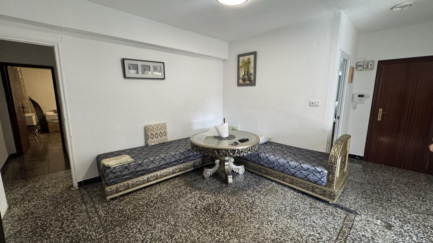 Otra vista del salón, con la puerta de entrada al fondo